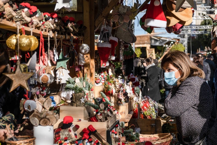Una mujer curiosea en un mercado navideño en Cataluña