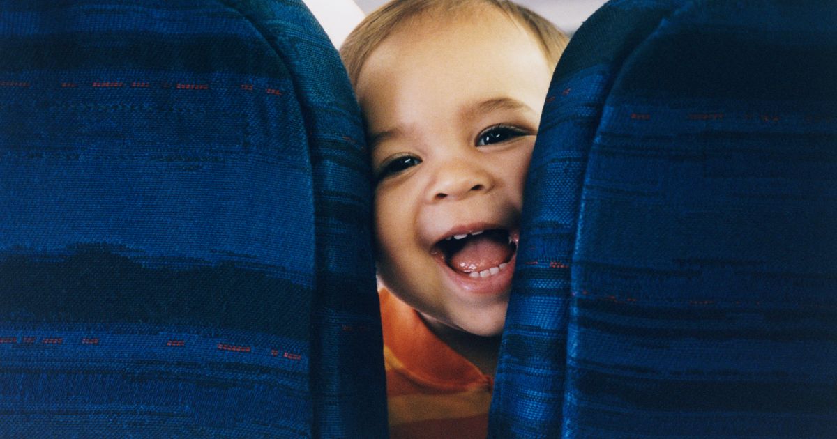 Дети на борту самолета. Самолет для детей. Ребенок пассажир. Кричащие дети в самолете. Ребенок плачет в самолете.