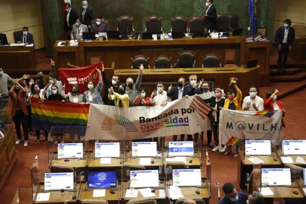同性婚を認める法案が可決された後、LGBTQの権利擁護団体が上院議会議場で喜びを分かち合った（2021年12月7日）