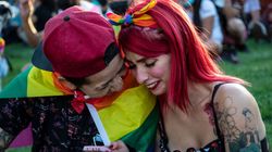 チリ、同性婚法案を圧倒的賛成で可決する。「愛は愛だと認められた一歩」【画像】