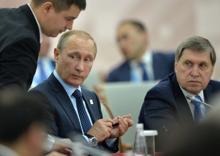 Ο Βλάντιμιρ Πούτιν με τον Γιούρι Ουσάκοφ, διπλωματικό σύμβουλο του Κρεμλίνου. 