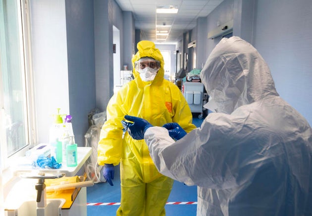 Guarito primo contagiato in Italia da Omicron: "Salvo grazie ai vaccini. Ora torno in Africa" Guarito primo contagiato in Italia da Omicron: "Salvo grazie ai vaccini. Ora torno in Africa"