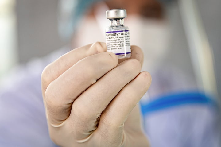 Un vial de la vacuna de Pfizer-BioNTech.