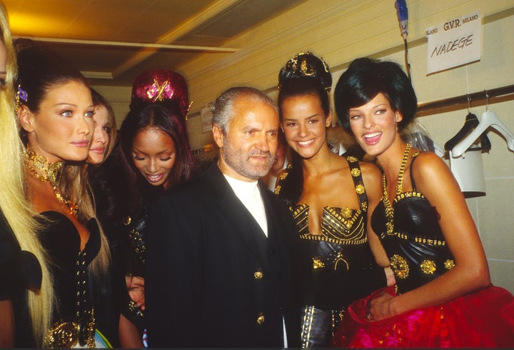 Ο Τζιάνι Βερσάτσε την δεκαετία του '90 πλαισιωμένος με τοπ μόντελ που μεσουρανούσαν εκείνη την εποχή.