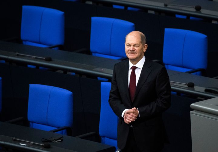 Ο νέος εκλεγμένος Γερμανός Καγκελάριος Όλαφ Σολτς περιμένει πριν ορκιστεί στη γερμανική Βουλή της Bundestag στο Βερολίνο.