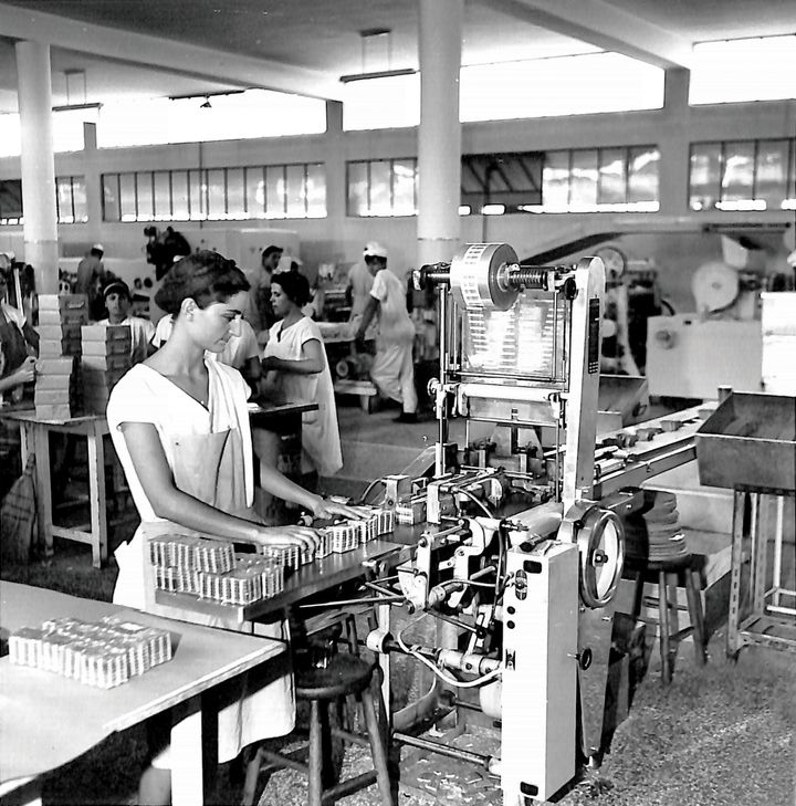 Μηχάνημα συσκευασίας στο εργαστάσιο της Αθήνας, 1961