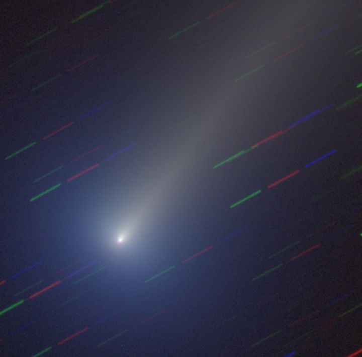 Η φωτογραφία αποτελεί σύνθεση 90 εικόνων που τραβήχτηκαν με το ισπανικό τηλεσκόπιο Calar Alto Schmidt στις 7 Δεκεμβρίου από το Κέντρο Συντονισμού Κοντινών στη Γη Αντικειμένων (NEOCC). Εκτός από τον φωτεινό πυρήνα του κομήτη, διακρίνεται και η μακριά ουρά του.