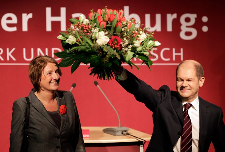 Ο Όλαφ Σολτς, υποψήφιος του Γερμανικού Σοσιαλδημοκρατικού Κόμματος κατά τις εκλογές του πολιτειακού κοινοβουλίου του Αμβούργου, και η σύζυγός του Μπρίτα Ερνστ γιορτάζουν τη νίκη μπροστά σε μέλη του κόμματος στο Αμβούργο της Γερμανίας, Κυριακή, 20 Φεβρουαρίου 2011