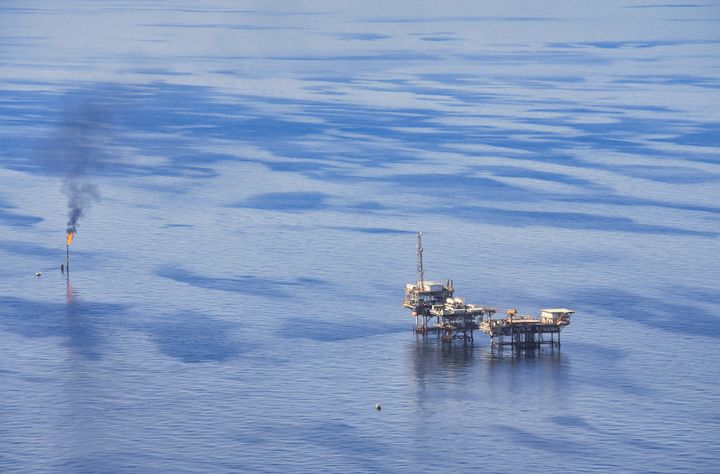 Uma plataforma de petróleo é retratada no Golfo Pérsico.