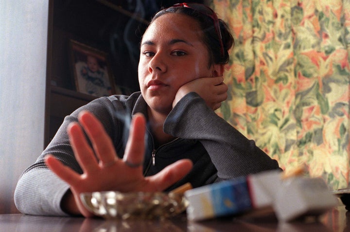 禁煙するニュージーランドの10代女性