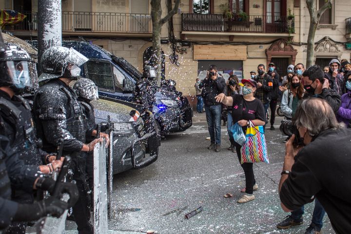 Una imagen de archivo de una manifestación contra un desahucio en Barcelona.