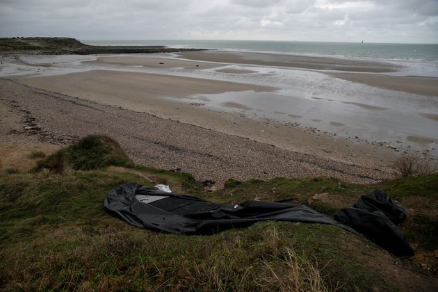 Des restes d'un bateau gonflable retrouvés sur une plage de la Manche en