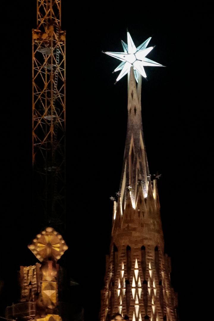 「サグラダ・ファミリア」で新たに完成した「聖母マリアの塔」。頂点では巨大な「ベツレヘムの星」が輝いている。