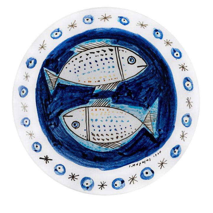 Γιάννης Μόραλης (1916-2009) Ψάρια Α. 1960. Επιζωγραφισμένο κεραμικό 29 × 29 × 5 cm