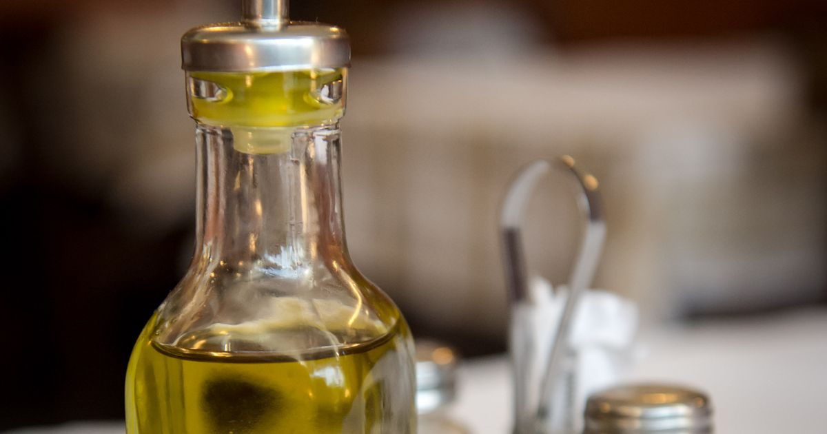 Запах оливкового масла. Оливковое масло. Бутылка для масла. Оливковое масло в ресторане. Оливковое масло Марокко.