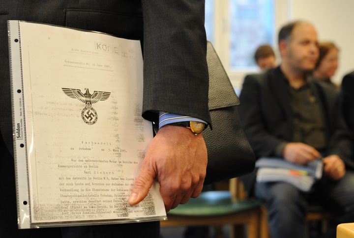 Ο Φρίντριχ τσου Ζολμς-Μπαρούτ κατέχει έγγραφα σχετικά με τη γη του παππού του πριν από την έναρξη μιας δικαστικής υπόθεσης στο Πότσνταμ κοντά στο Βερολίνο, Γερμανία, Πέμπτη, 4 Δεκεμβρίου 2008, για να υποστηρίξει ότι πρέπει να αποζημιωθεί για χιλιάδες στρέμματα οικογενειακής γης που χάθηκε λόγω Ναζί, μετά τη συμμετοχή του πατέρα του στο αποτυχημένο σχέδιο δολοφονίας του ηγέτη των Ναζί, Αδόλφου Χίτλερ.