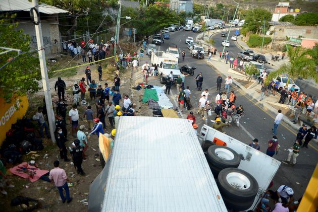 53 migrants tués au Mexique dans un accident de la route (Photo de l'accident et des secours sur...