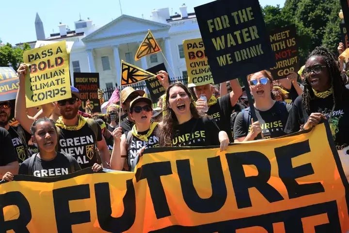 Cientos de jóvenes activistas por el clima se manifiestan frente a la Casa Blanca el 28 de junio para pedirle al presidente estadounidense Joe Biden que convierta en ley las propuestas del Green New Deal.