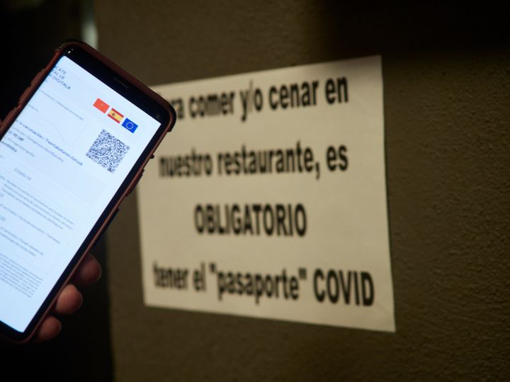 Una persona muestra en su móvil el certificado covid para acceder a un restaurante en Pamplona (Navarra).