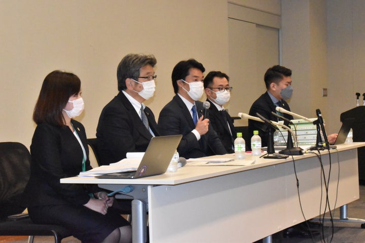 会見する小西洋之氏(中央)と杉尾秀哉氏(左から2人目)=12月10日夕、国会内