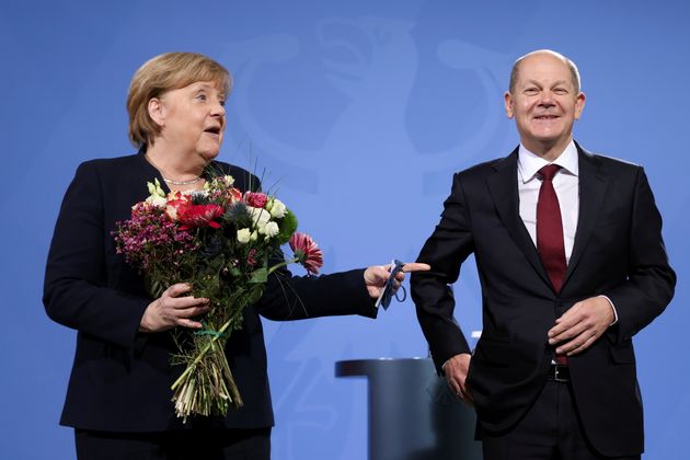 Le 8 décembre, Angela Merkel a été remplacée par Olaf Scholz à la tête de l'Allemagne après 16 ans comme chancelière. Elle va désormais se consacrer à l'écriture de ses mémoires pour justifier ses choix.