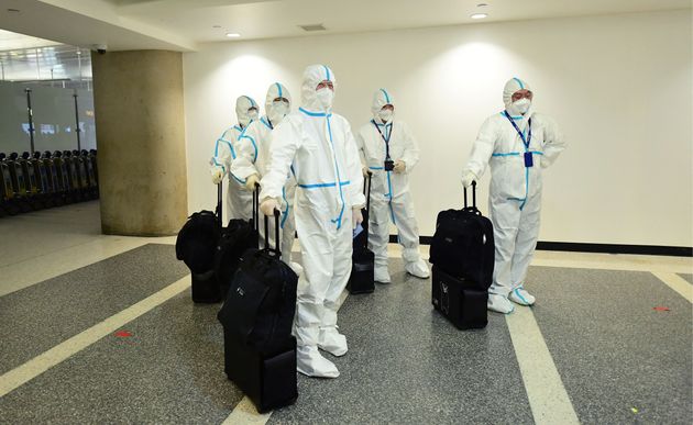 Personal de vuelo de Air China en el aeropuerto de Los Ángeles tras el primer caso de ómicron...