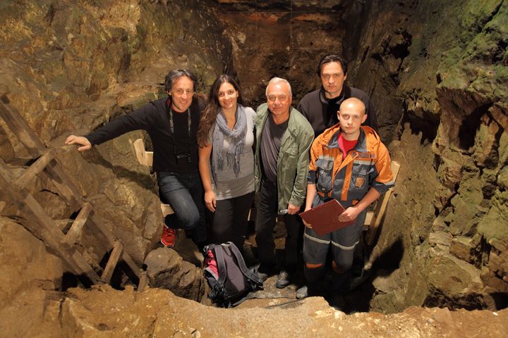 Η δρ. Κατερίνα Δούκα με συναδέλφους της στο σπήλαιο Ντενίσοβα.