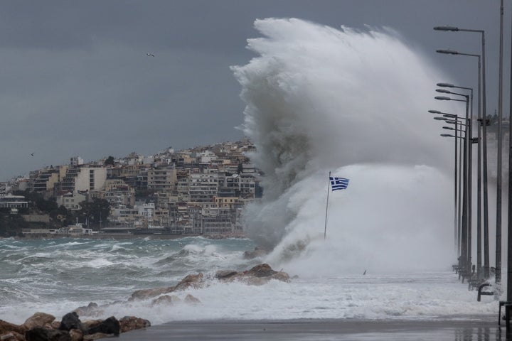 ΚΑΚΟΚΑΙΡΙΑ ΚΥΜΑΤΑ ΣΤΗ ΠΑΡΑΛΙΑ ΤΟΥ ΦΑΛΗΡΟΥ ΚΑΙ ΤΟΥ ΦΛΟΙΣΒΟΥ (ΓΙΑΝΝΗΣ ΠΑΝΑΓΟΠΟΥΛΟΣ/ EUROKINISSI)