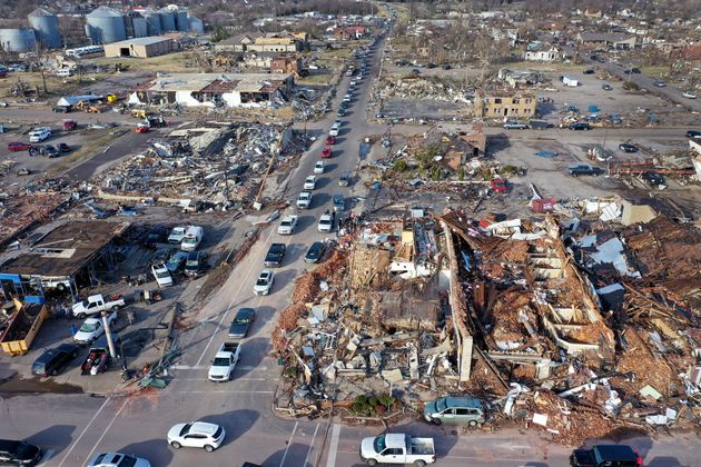 ケンタッキー州メイフィールドの空中写真。竜巻が町を襲い、多くの建物が崩壊した。