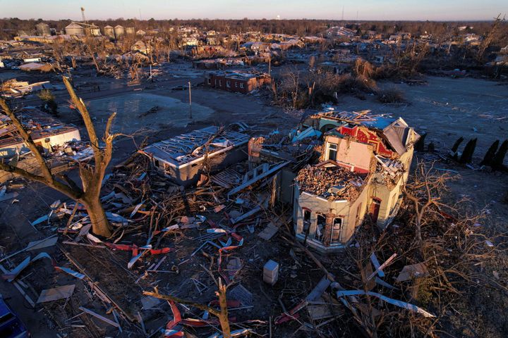 Μια γενική άποψη των ζημιών και των συντριμμιών μετά το καταστροφικό ξέσπασμα ανεμοστρόβιλων σε αρκετές πολιτείες των ΗΠΑ, στο Mayfield του Κεντάκι, ΗΠΑ, 12 Δεκεμβρίου 2021. Φωτογραφία που τραβήχτηκε με drone. REUTERS/Τσένι Ορ