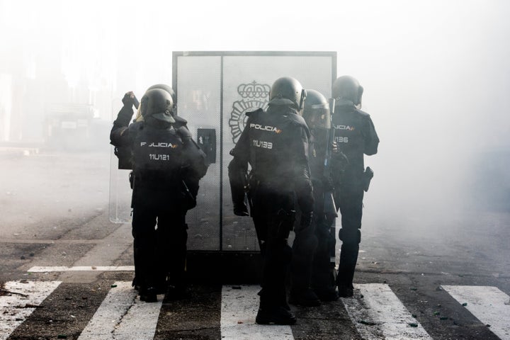 Antidisturbios de la Policía Nacional cargan durante una manifestación.