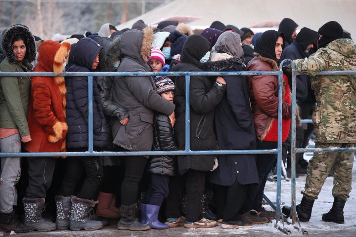Un grupo de migrantes espera para recibir comida en el puesto de Bruzgi, en la frontera entre Bielorrusia y Polonia.