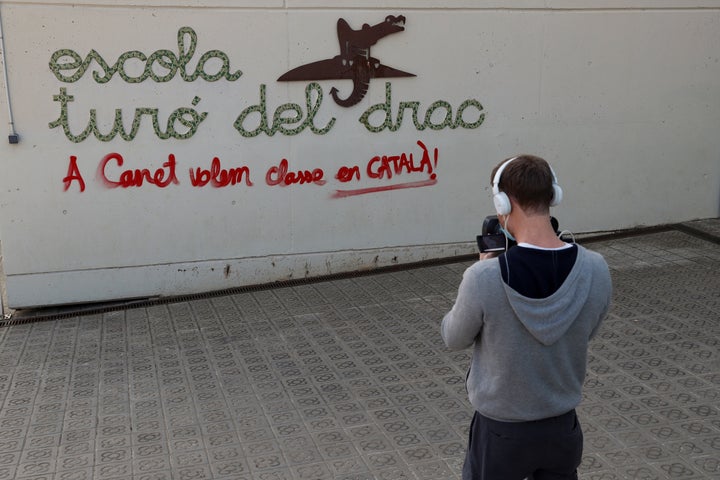 Un operador de TV toma imágenes en la escuela Turó del Drac de Canet de Mar.
