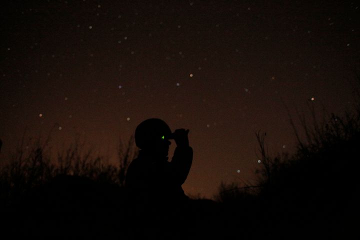 Φωτογραφία αρχείου. Στρατιώτης παρατηρεί κινήσεις μέσα στη νύχτα (AP Photo/Vitali Komar, File)