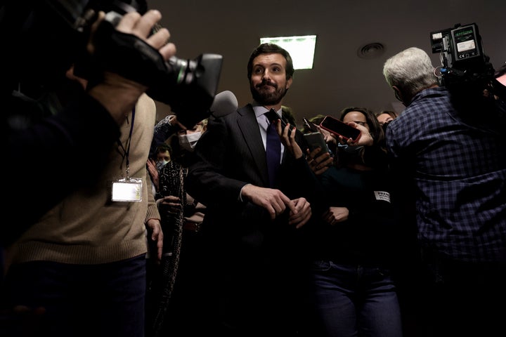 Pablo Casado, rodeado de periodistas y cámaras de televisión.