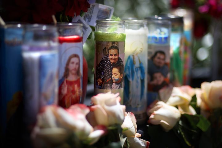 Se dejan velas y flores en un monumento a Mario González, quien murió después de ser inmovilizado por agentes de policía el 19 de abril en Alameda, California.