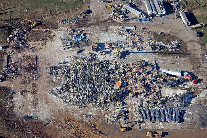 竜巻に倒壊した「メイフィールド・コンシューマー・プロダクツ」の工場（2021年12月13日）