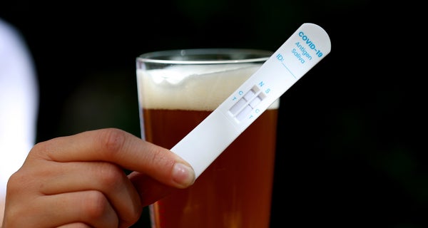 Κάντε rapid test λίγο πριν πάτε σε πάρτι γιατί η Όμικρον γίνεται πολύ γρήγορα μολυσματική