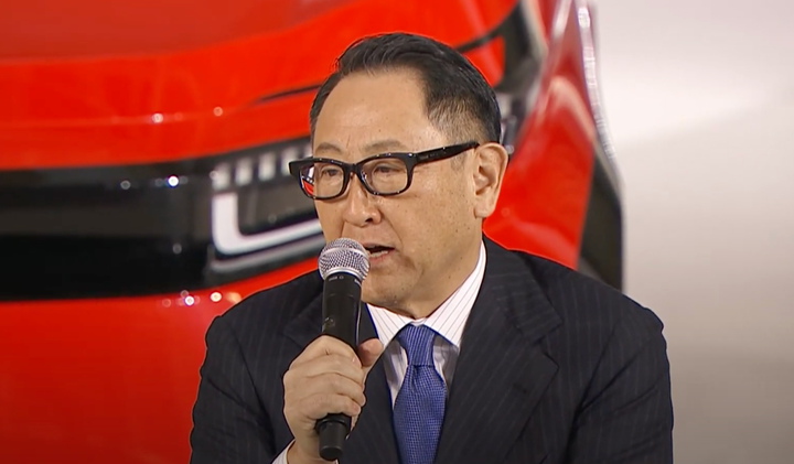 記者の質問に答える豊田章男社長=2021年12月14日、東京都江東区(トヨタ自動車のYouTubeチャンネルより)