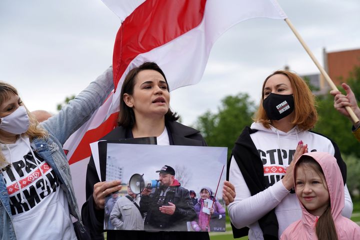 Η αρχηγός της αντιπολίτευσης στην Λευκορωσία Σβιατλάνα Τσιχανούσκαγια κρατάει φωτογραφία του συζύγου της Σιαρέι Τσιχανούσκι στη διάρκεια εκδήλωσης διαμαρτυρίας στο Βίλνιους της γειτονικής Λιθουανίας, στις 29 Μαϊου 2021. REUTERS/Janis Laizans
