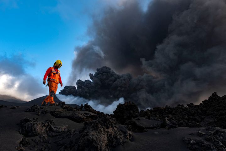 Un científico camina cerca del volcán de La Palma.