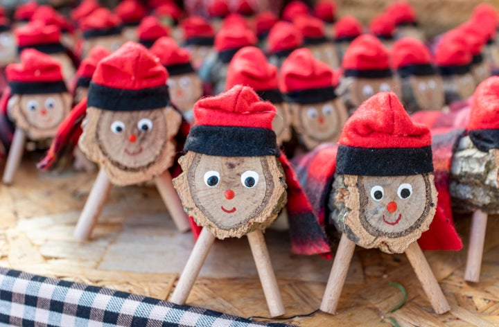 Un pequeño ejército del Tió de Nadal, conocido también como 'Caga Tio'.