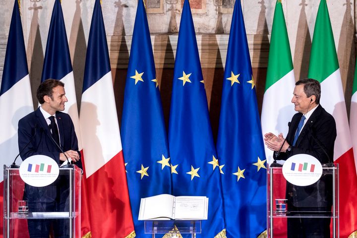 26 Νοεμβρίου 2021 Ο Γάλλος πρόεδρος με τον πρωθυπουργό της Ιταλίας μετά την υπογραφή της ιστορικής συμφωνίας μεταξύ των δύο κρατών.