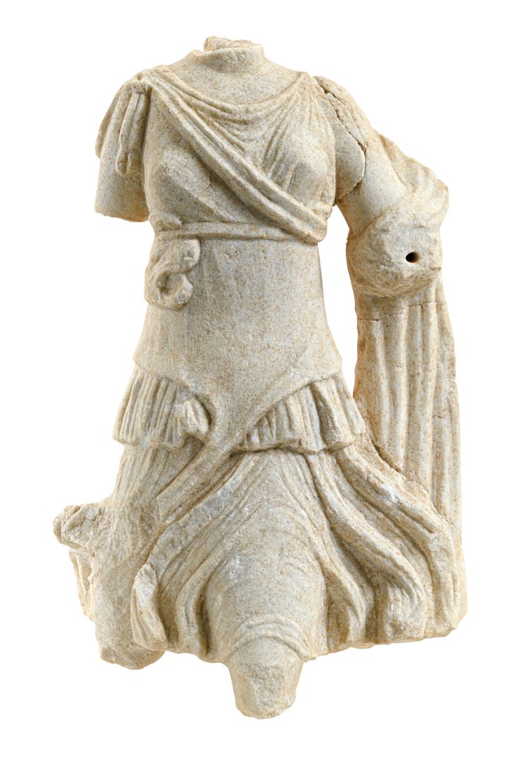 Μαρμάρινο ακέφαλο αγαλματίδιο Αρτέμιδος στον τύπο της Αρτέμιδος Rospiglioni. Ελληνιστική εποχή.