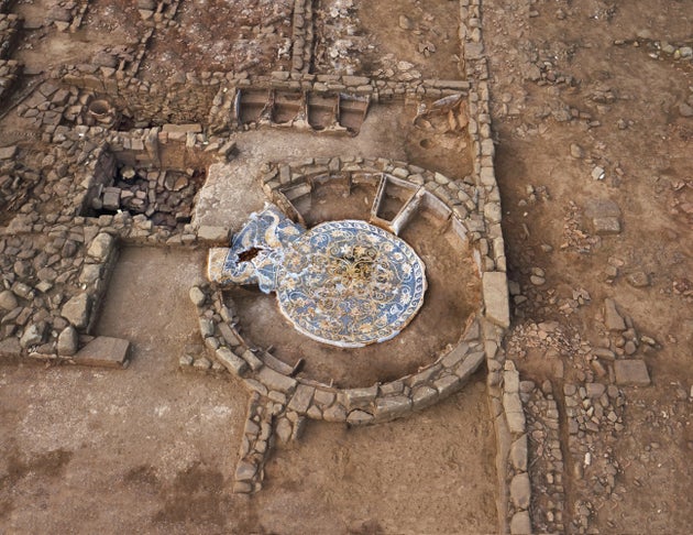 Σπείρες, άνθη, μίσχοι, δελφίνια και ψάρια κοσμούν το περίτεχνο βοτσαλωτό δάπεδο του δημόσιου λουτρού...