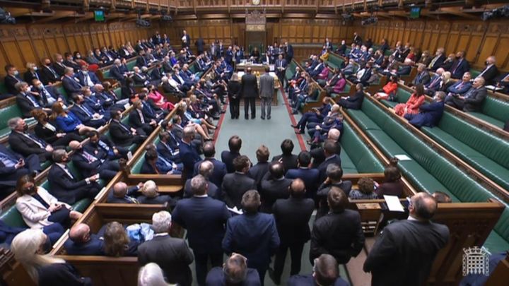 Οι βουλευτές ανακοινώνουν το αποτέλεσμα της ψηφοφορίας για τα νέα μέτρα της κυβέρνησης για τον κορονοϊό, στη Βουλή των Κοινοτήτων στο Λονδίνο, (14/12/2021).