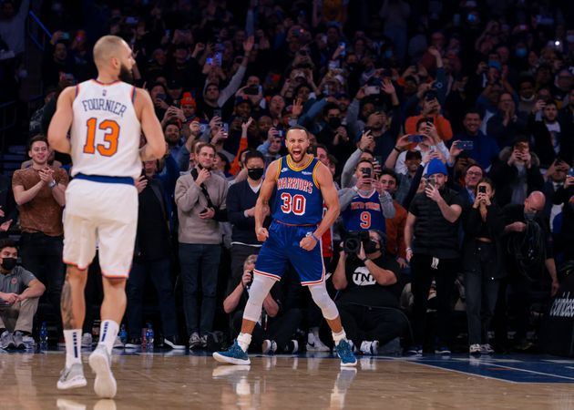 Mardi 14 décembre, à l'occasion d'une rencontre NBA contre les New York Knicks, le meneur de jeu des Golden State Warriors Stephen Curry est devenu le meilleur shooteur à trois points de tous les temps dans le championnat nord-américain de basket.