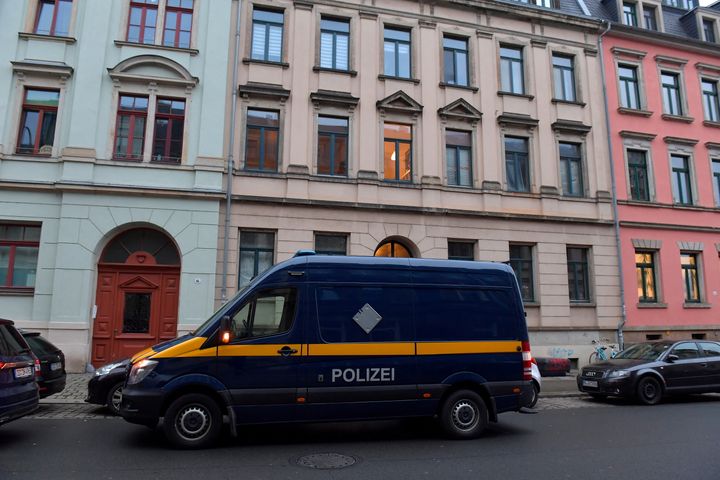 Αστυνομικό όχημα σταθμευμένο μπροστά από κτίριο κατά τη διάρκεια επιδρομών σε διάφορες τοποθεσίες στη Δρέσδη κατά την διάρκεια έρευνας για να αποτραπεί σχέδιο δολοφονίας του πρωθυπουργού της Σαξονίας, Μίκαελ Κρέτσμερ, από αντιεμβολιαστές.