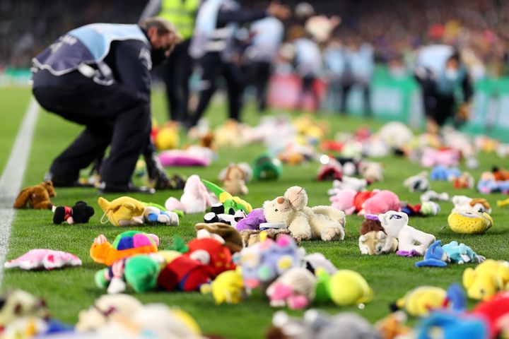 スペインで行われたサッカーの大会のハーフタイムで、大量のぬいぐるみがピッチに投げ入れられた（2021年12月12日撮影）