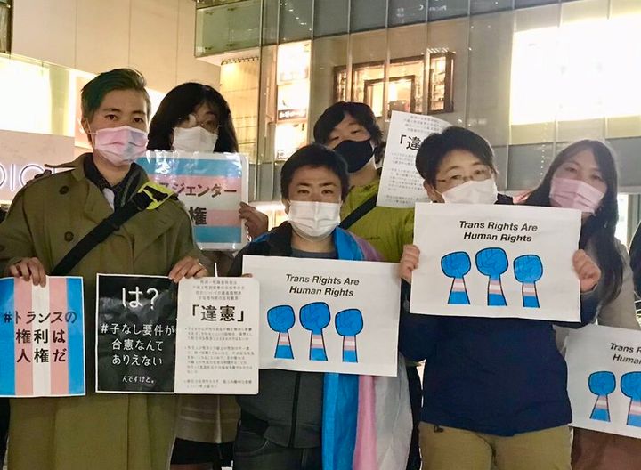 「子なし要件はおかしい」と訴える頼さん（左から1番目）＝12月2日、JR有楽町駅前